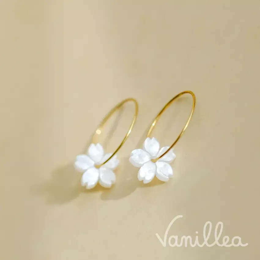 Boucles d’oreilles fleur de cerisier SAKURA en acétate blanches