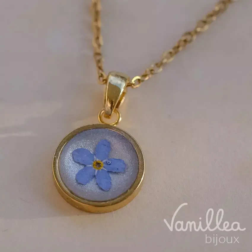 Collier en fleurs naturelles de myosotis doré