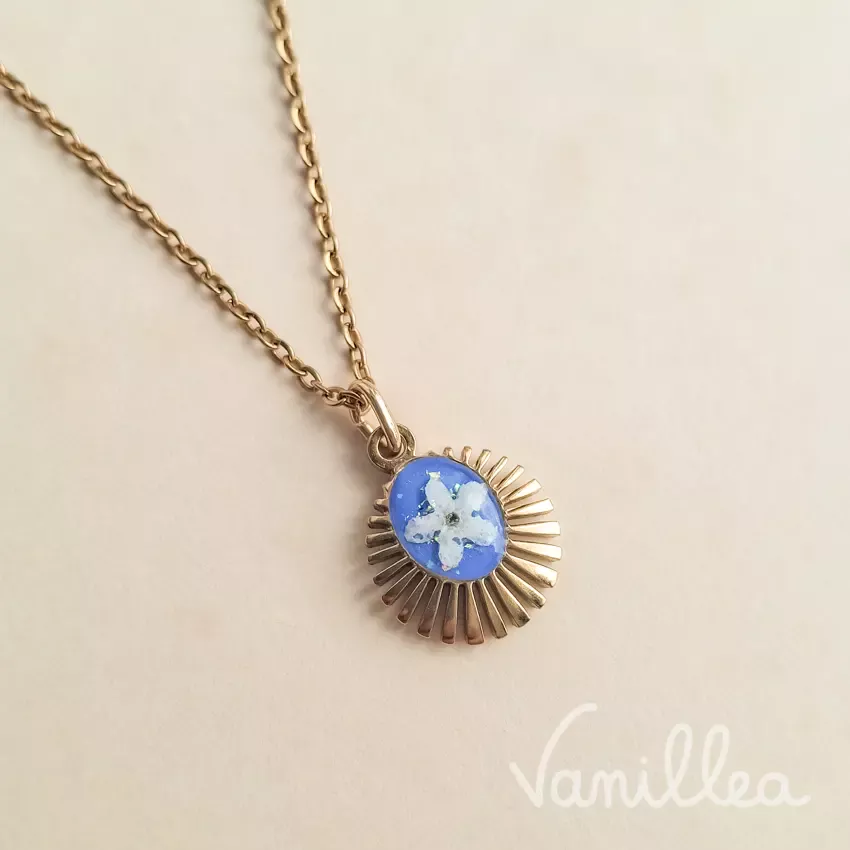 vue latérale du collier soleil floral doré