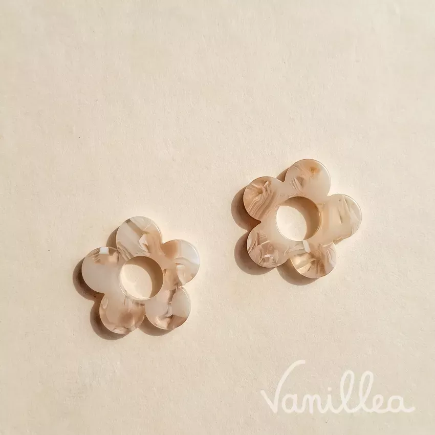 pampille fleur résine beige marbrée 20 mm face