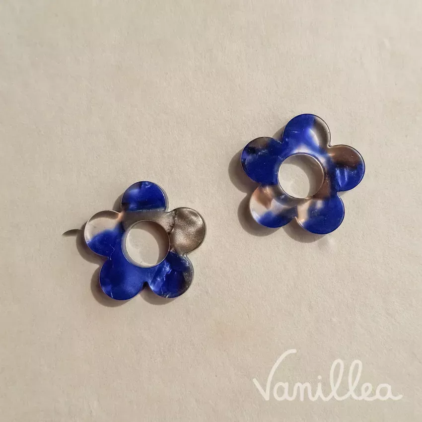 pampille fleur résine bleu marron marbrée 20 mm face