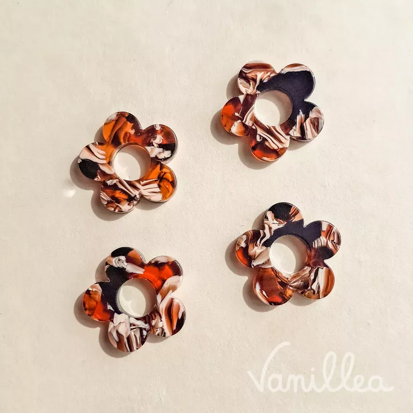 pampille fleur résine marron marbrée 20 mm face