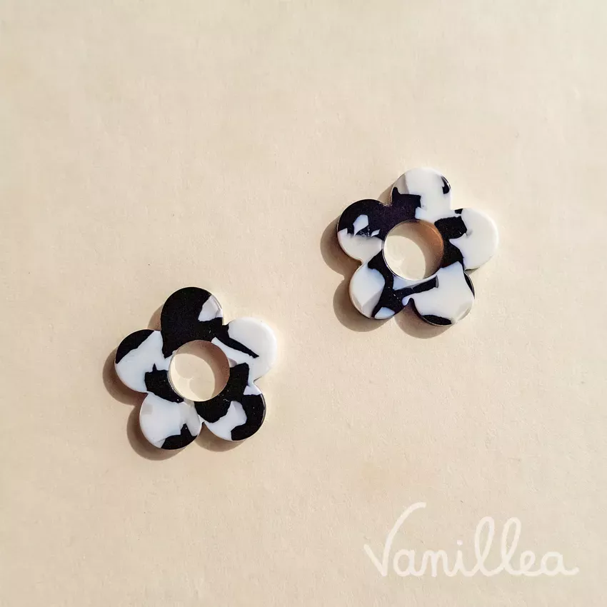 pampille fleur résine noir et blanc marbrée 20 mm face