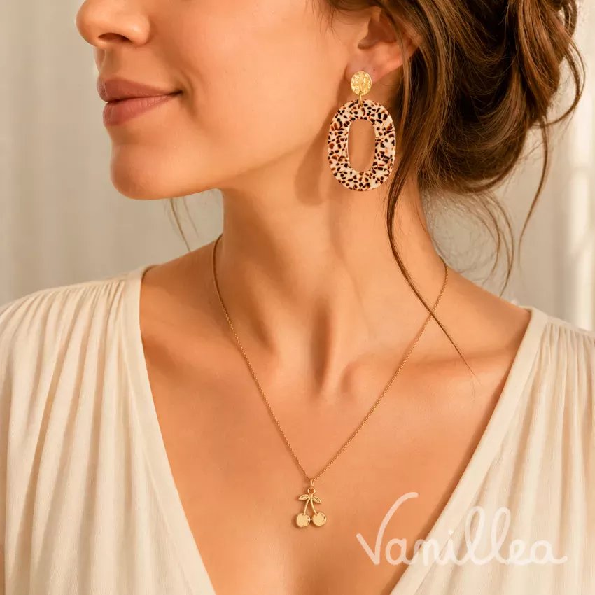 femme portant des boucles ovales léopard femme