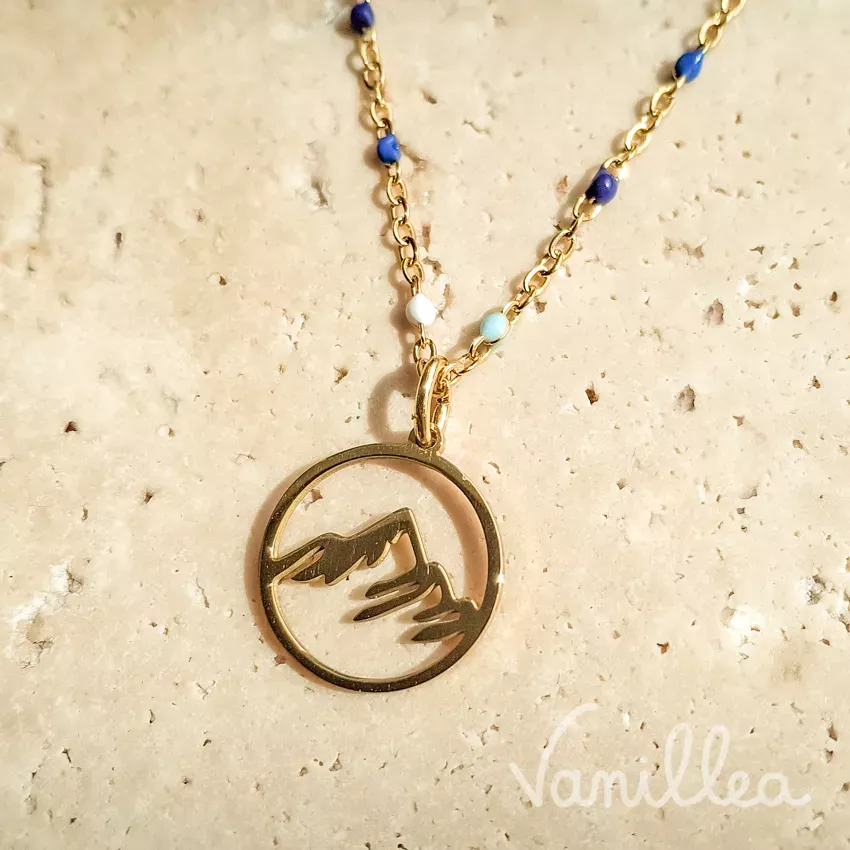 pendentif montagne doré détail acier inoxydable