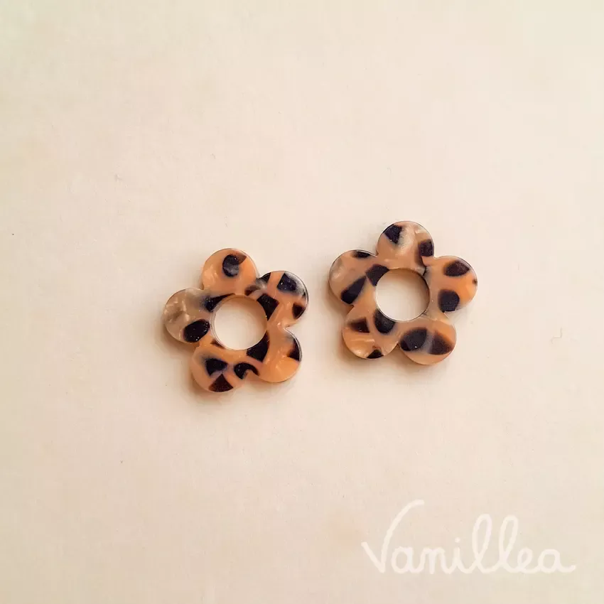 Boucles d’oreilles fleur en résine effet léopard marron